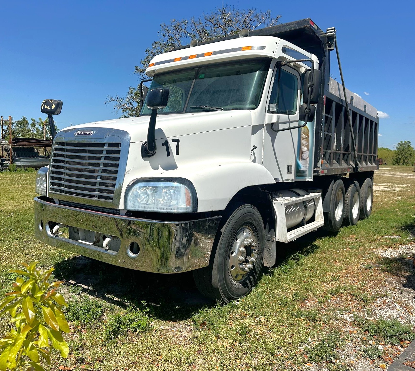 (image for) TRUCK DUMP FREIGHTLINER 1998 17’ BED 22 YARDS 23 TONS 50102A3