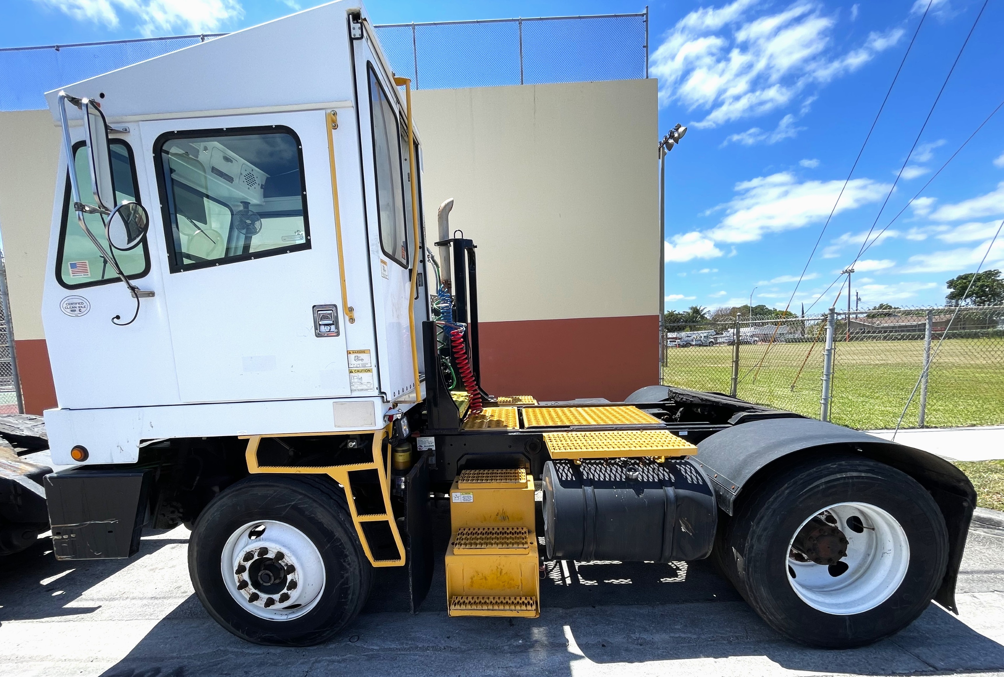 (image for) TRUCK TRACTOR CAPACITY CONTAINER MOVER MULE 2012 2X4 40402C2