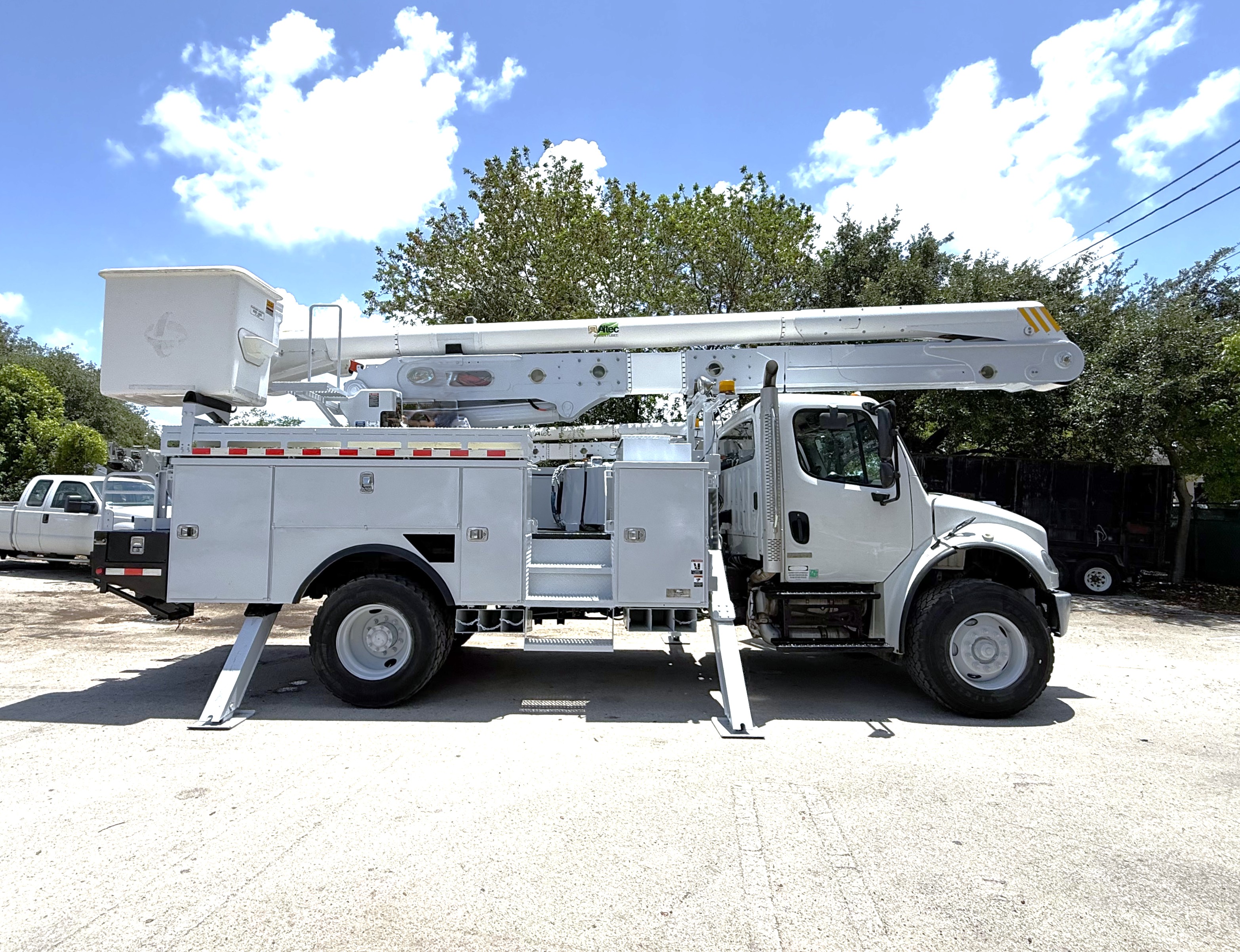 (image for) TRUCK BUCKET FREIGHTLINER 4X2 60 FEET 2014 ALTEC AA55 2 MAN BUCKET 50500A2