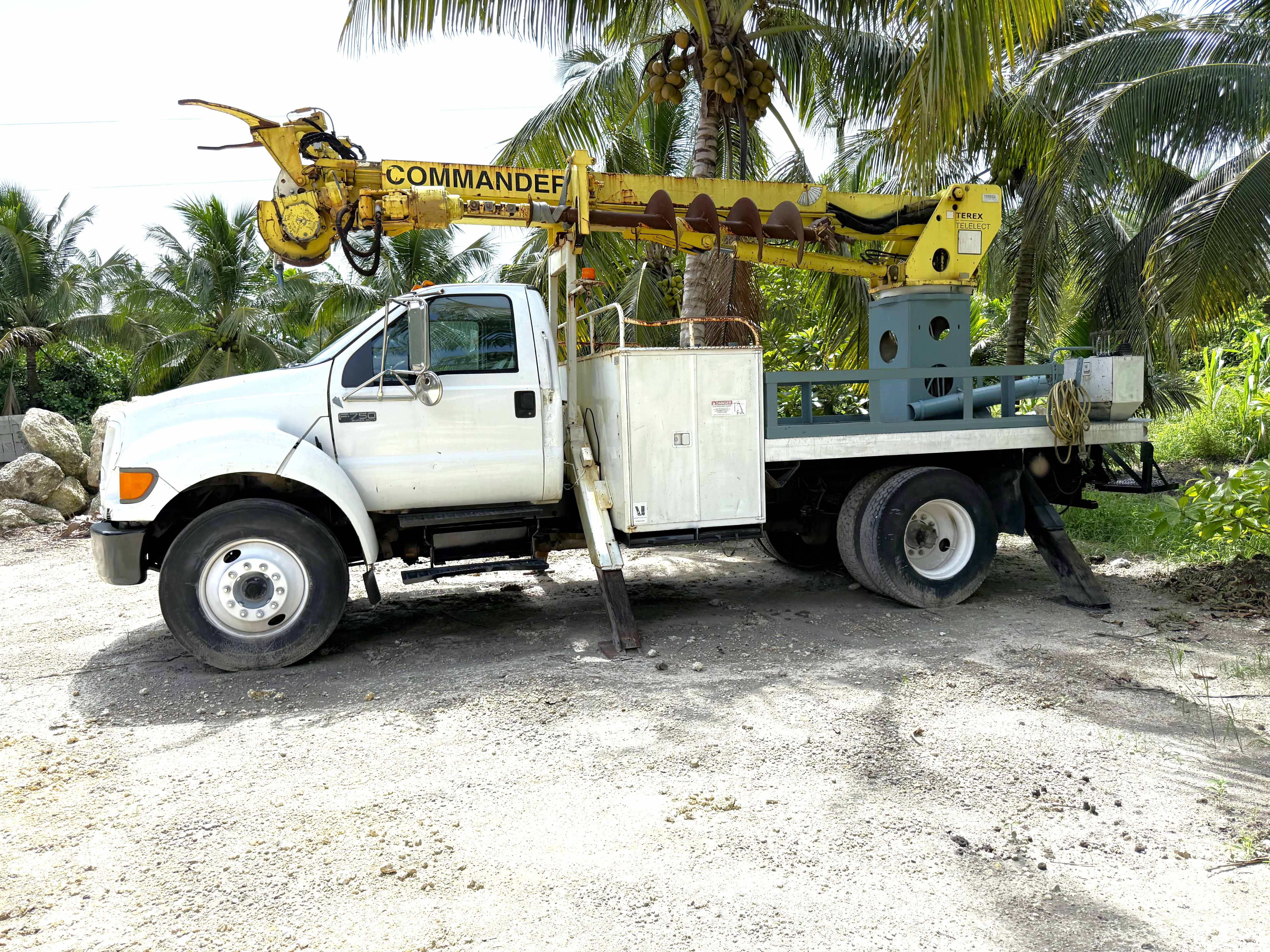 (image for) TRUCK DIGGER FORD 750 6 SPEED TEREX L4045 45’ HIGH 26,100 LBS CRANE 40601A9