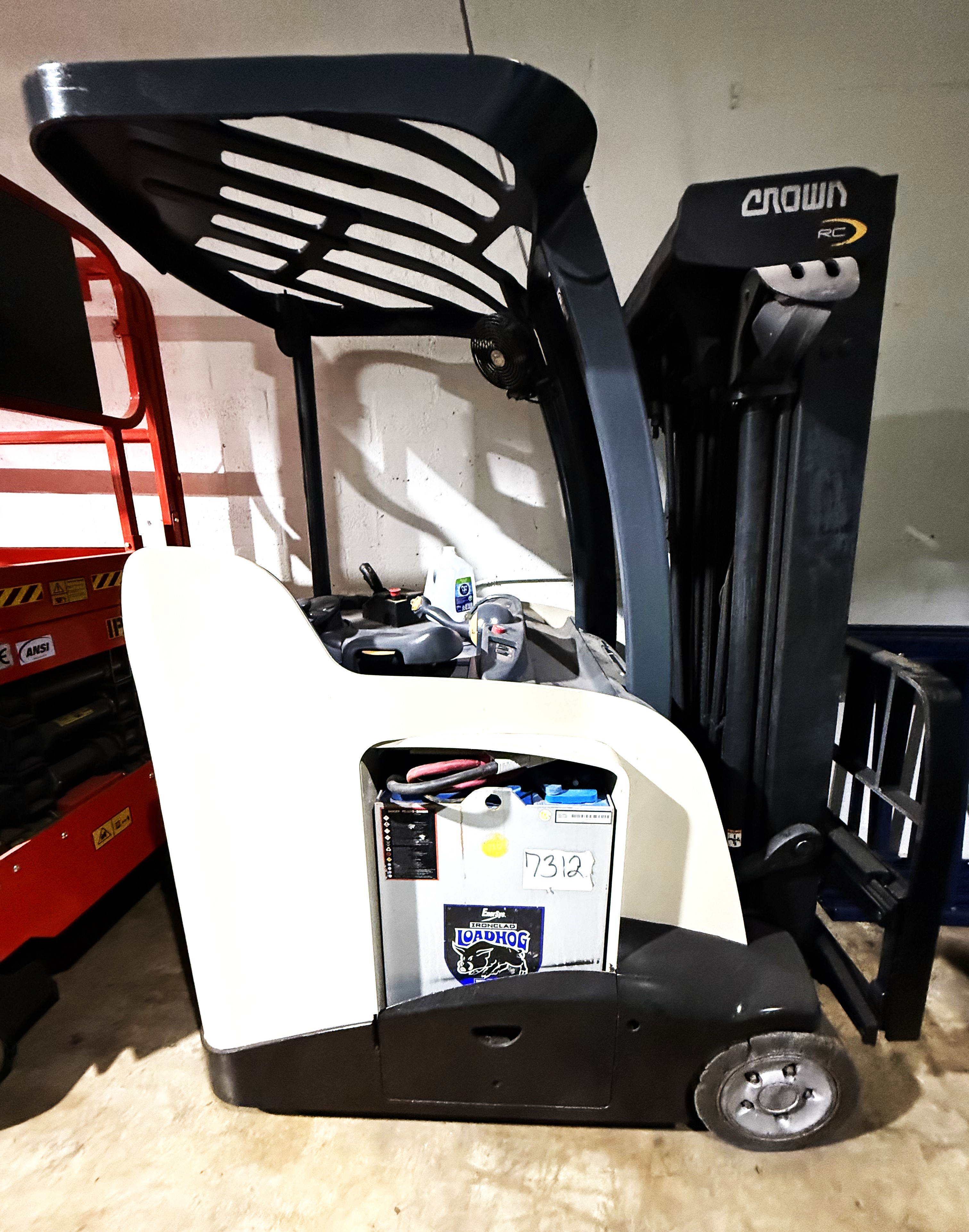 (image for) FORKLIFT CROWN RC5500 ELECTRIC 5.5K LBS. (CHASSIS ONLY) 50719A1