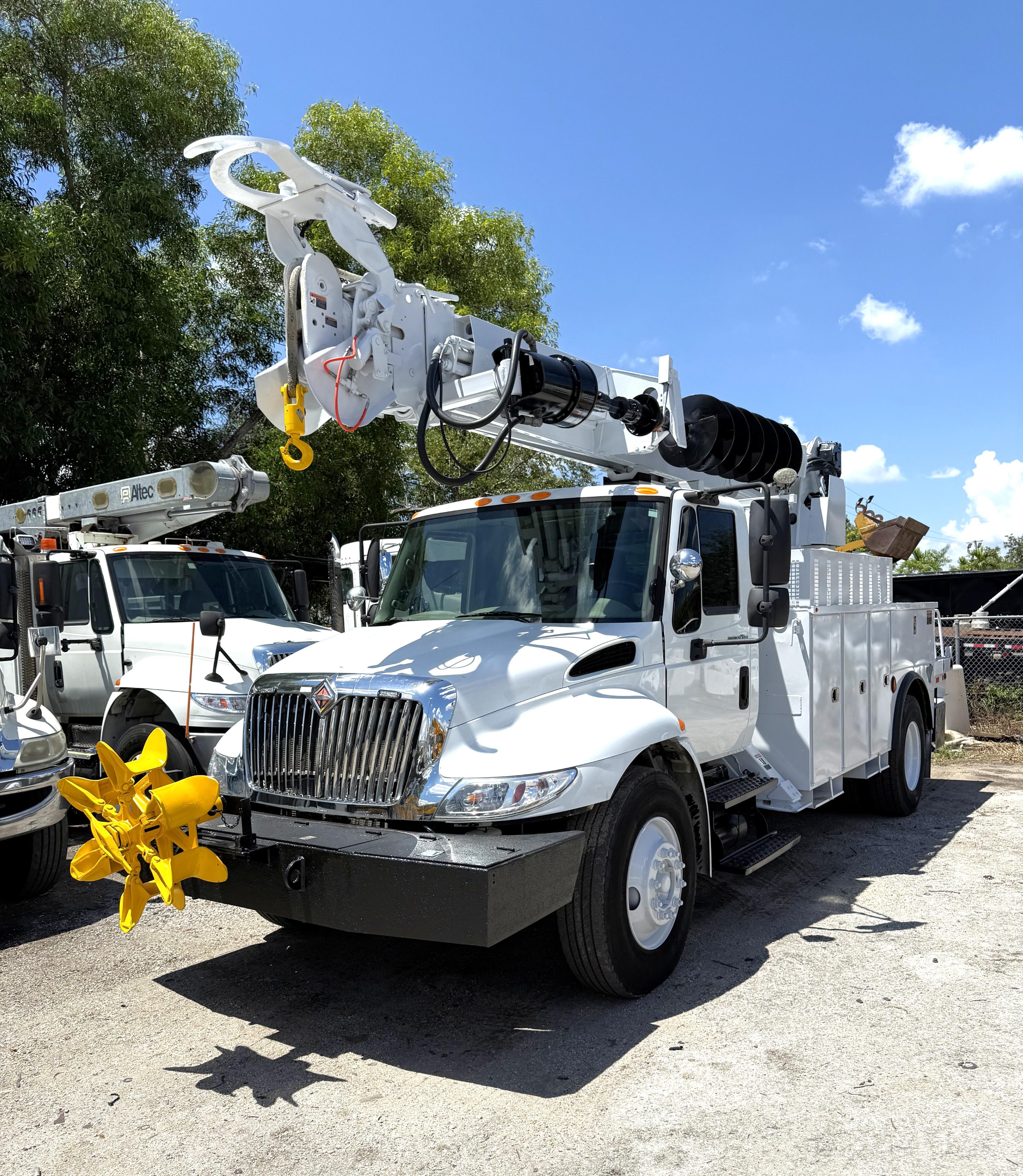 (image for) TRUCK DIGGER INTERNATIONAL 4X2 2011 AUTOMATIC ALTEC DM47 T R 50800A2
