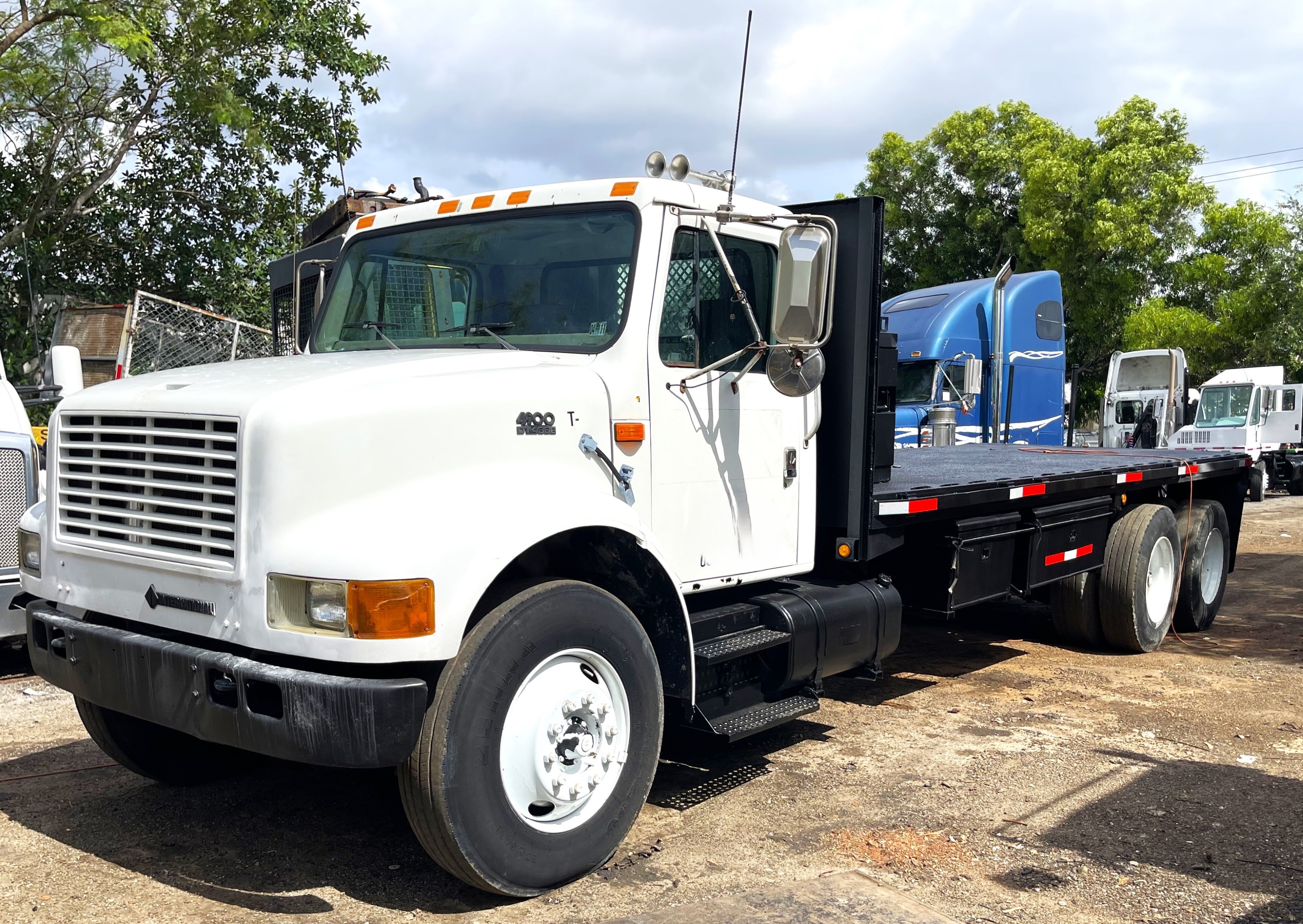 (image for) TRUCK FLATBED INTERNATIONAL 4900 6X4 1998 24 FEET 40815A3