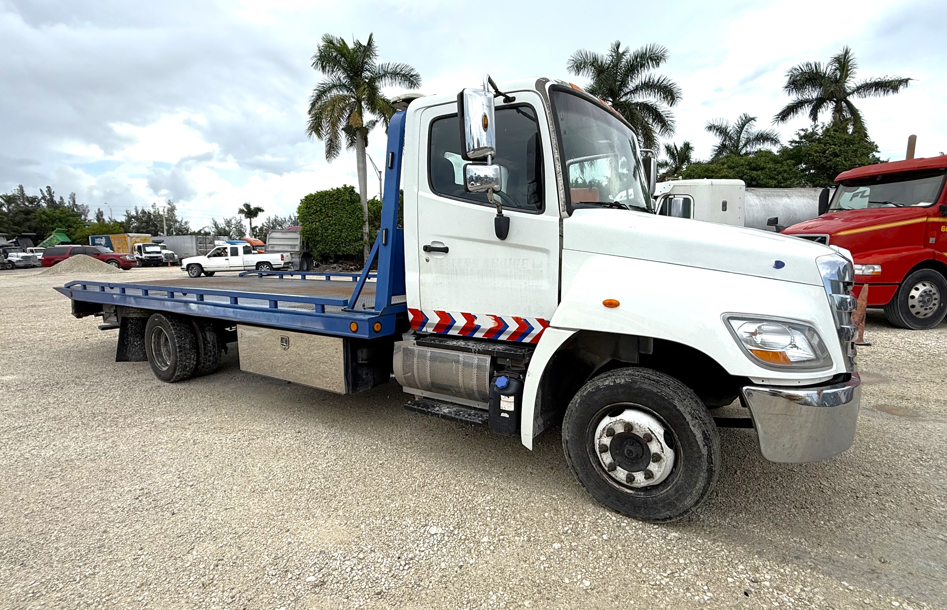 (image for) TRUCK TOW FLAT BED 20’ HINO 2017 DIESEL AUTOMATIC JERR-DAN 50800C4