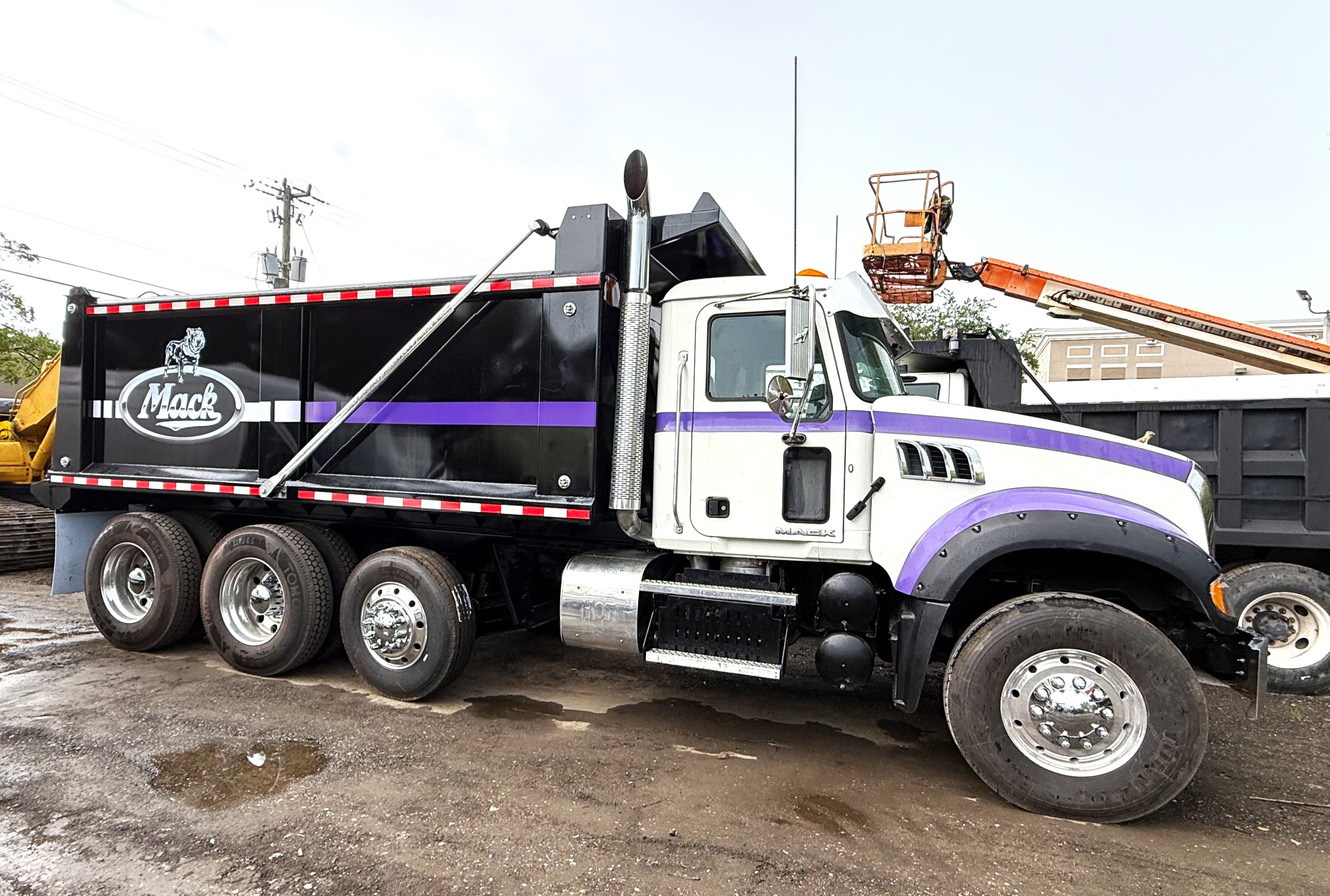 (image for) TRUCK DUMP MACK GU713 2015 WHITE 16.5 FEET 40321A3