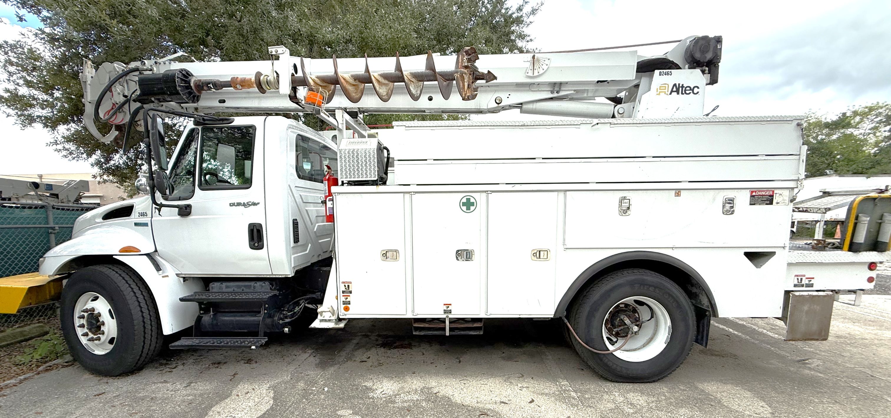 TRUCK DIGGER INTERNATIONAL 4X2 2014 AUTOMATIC ALTEC DM47 T R 50900A2 (image for) TRUCK DIGGER INTERNATIONAL 4X2 2014 AUTOMATIC ALTEC DM47 T R 50900A2