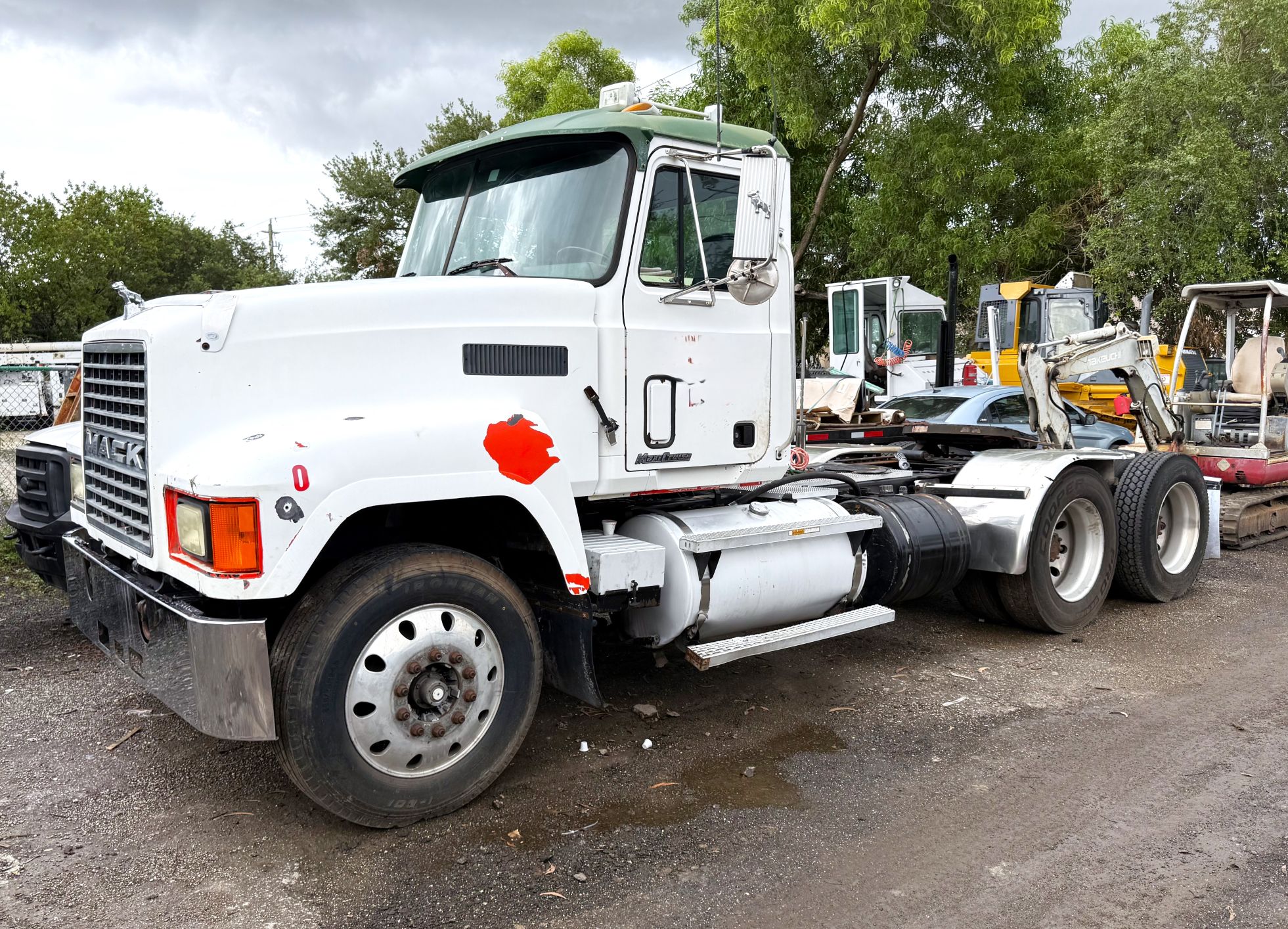 (image for) TRUCK TRACTOR MACK CH600 1999 WHITE WITH PTO 50901A3