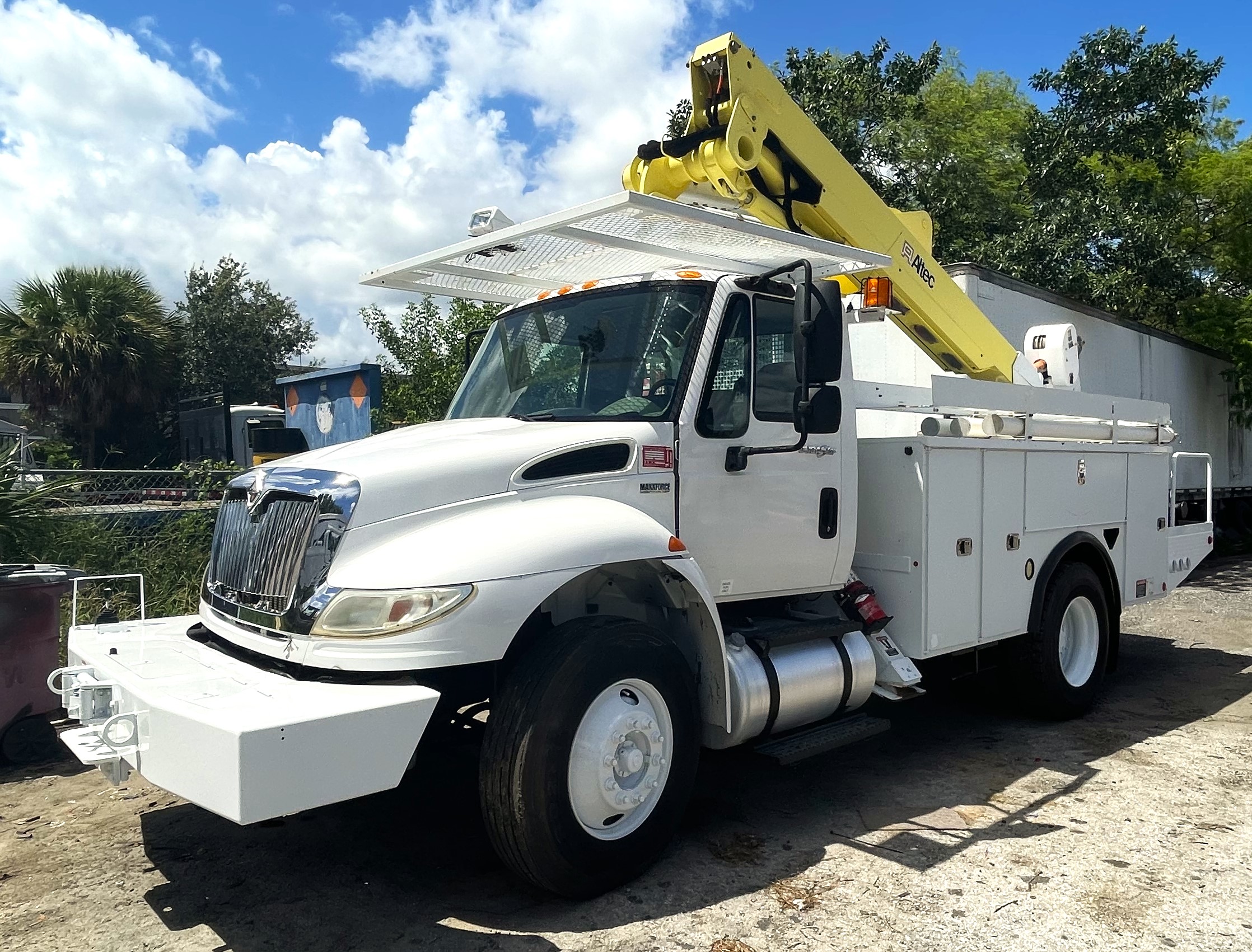 (image for) TRUCK BUCKET INTERNATIONAL 4300 SBA 4X2 47 FEET ALTEC AT40M 40906A2