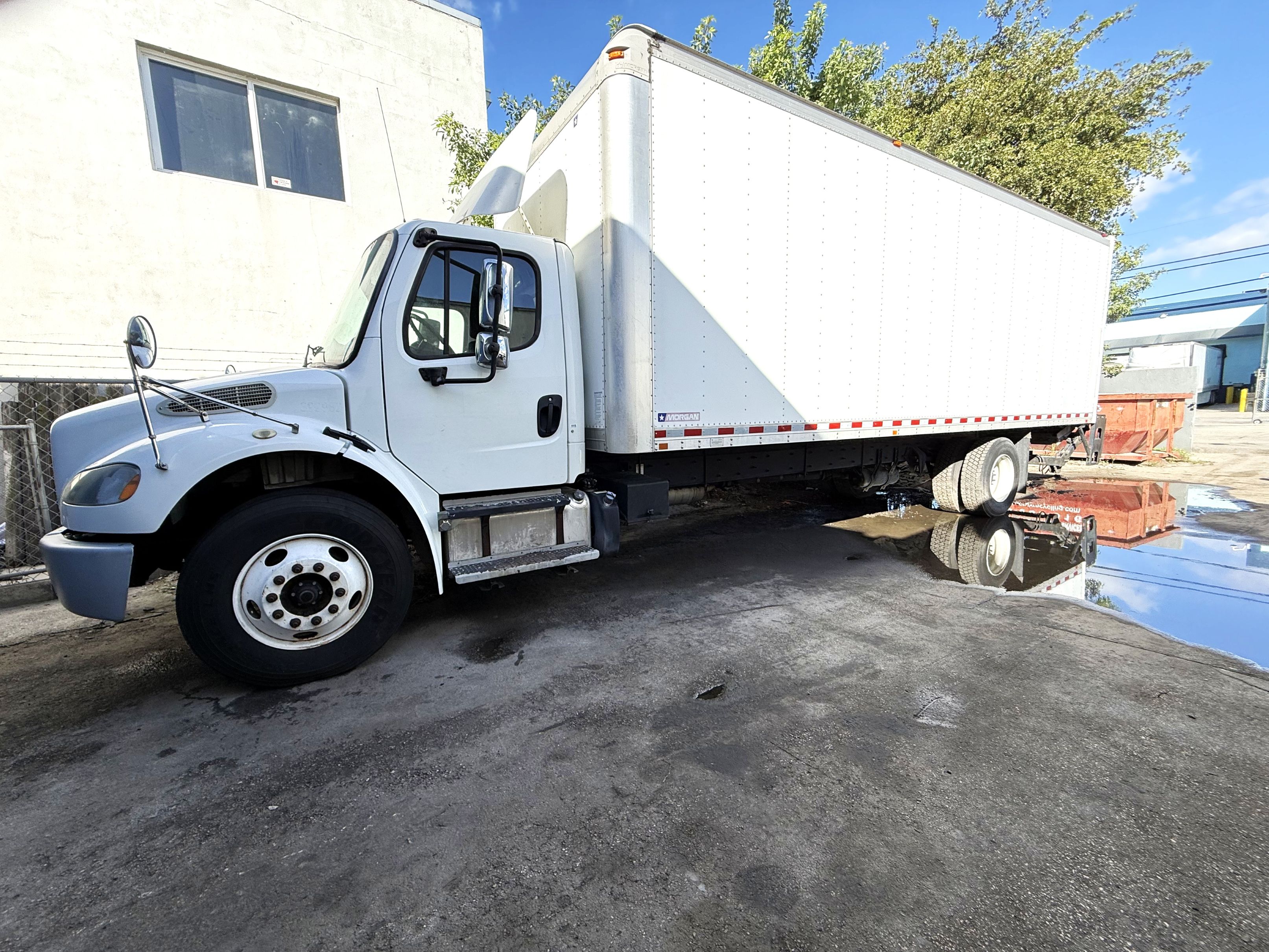 (image for) BOX TRUCK 26 FEET FREIGHTLINER 4X2 26’ 2015 WITH GATE LIFT 51200A6