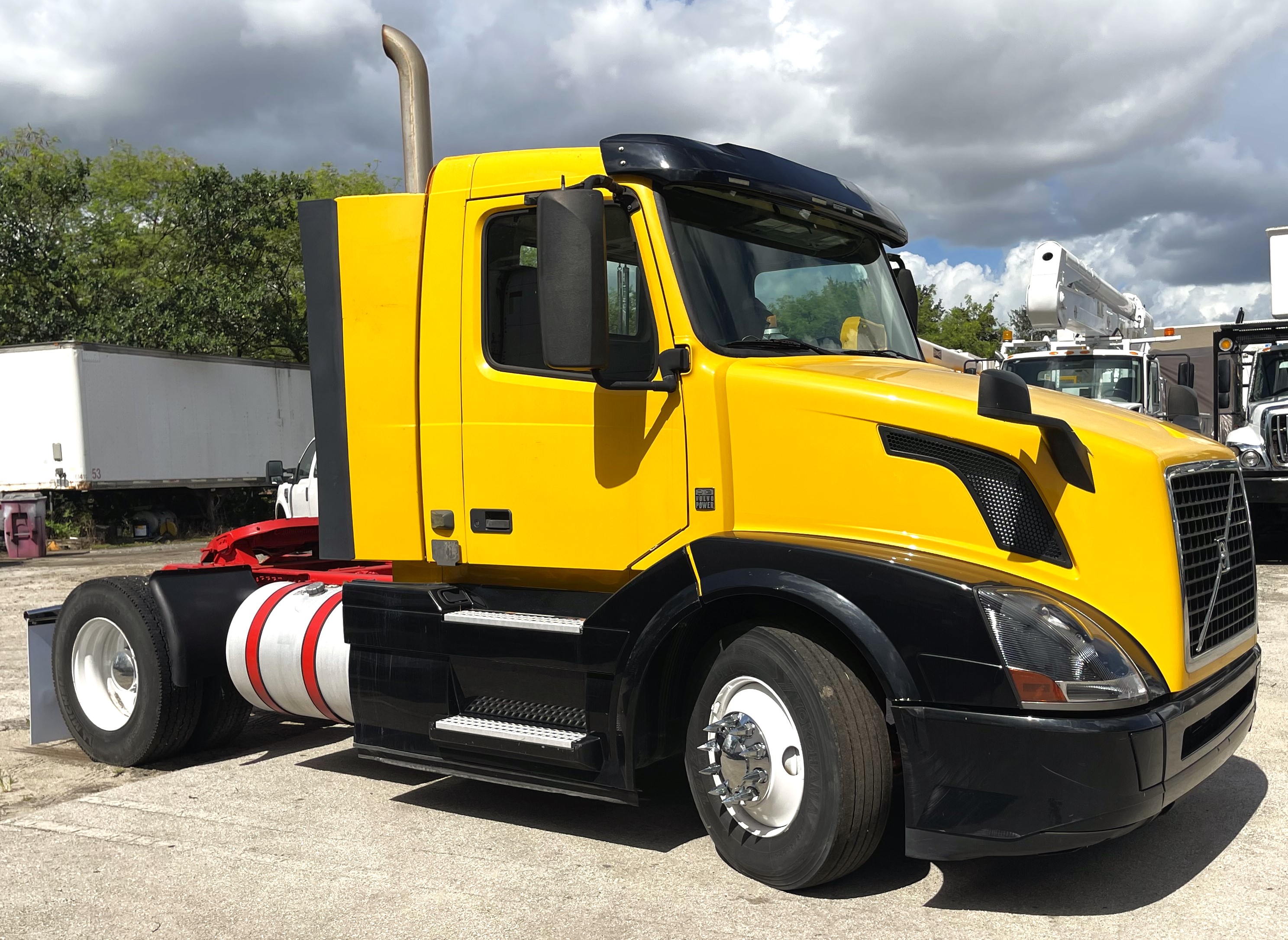(image for) TRUCK TRACTOR VOLVO 2016 AUTOMATIC TRANSMISSION DAYCAB 41009A2