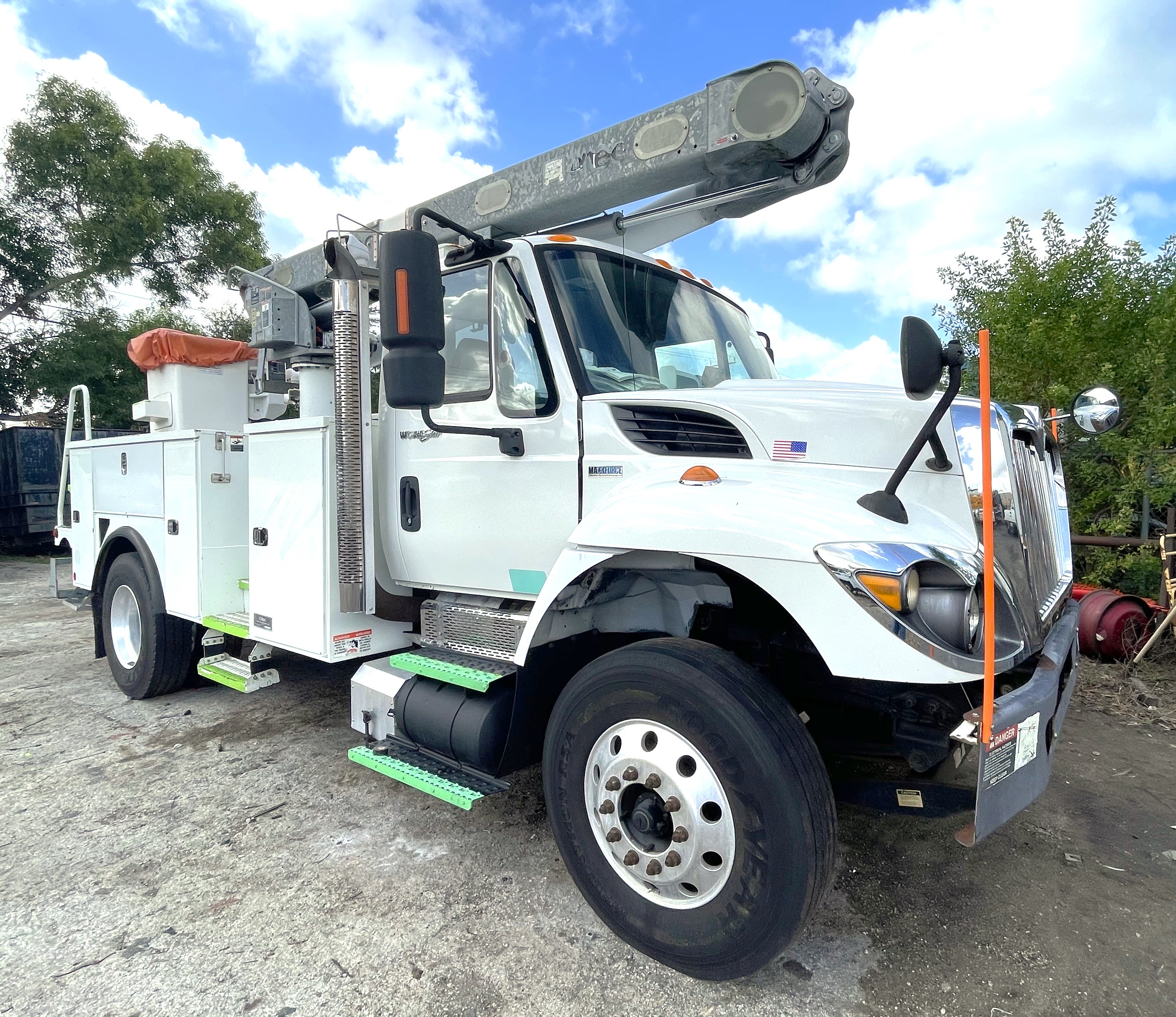 (image for) TTRUCK BUCKET INTERNATIONAL 7300 4X2 47 FEET 2012 ALTEC L42A 41101A2