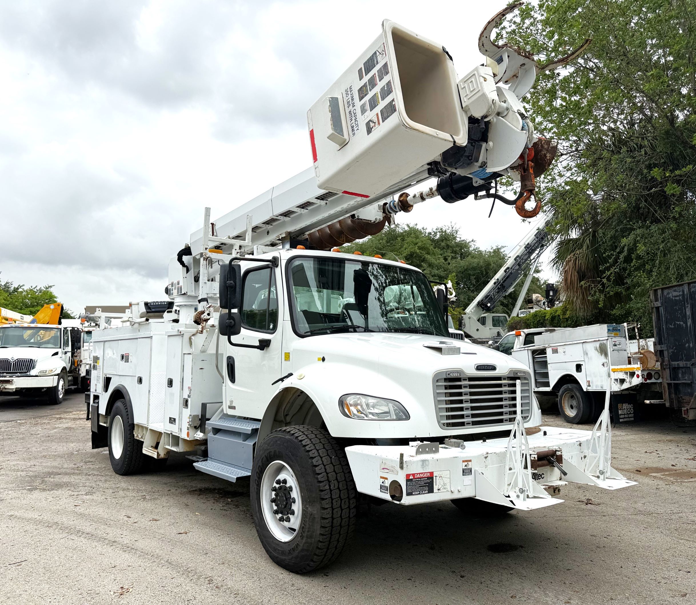 (image for) DIGGER WITH BUCKET TRUCK FREIGHTLINER 4X4 2012 AUTOMATIC ALTEC DM47B R.60601A2