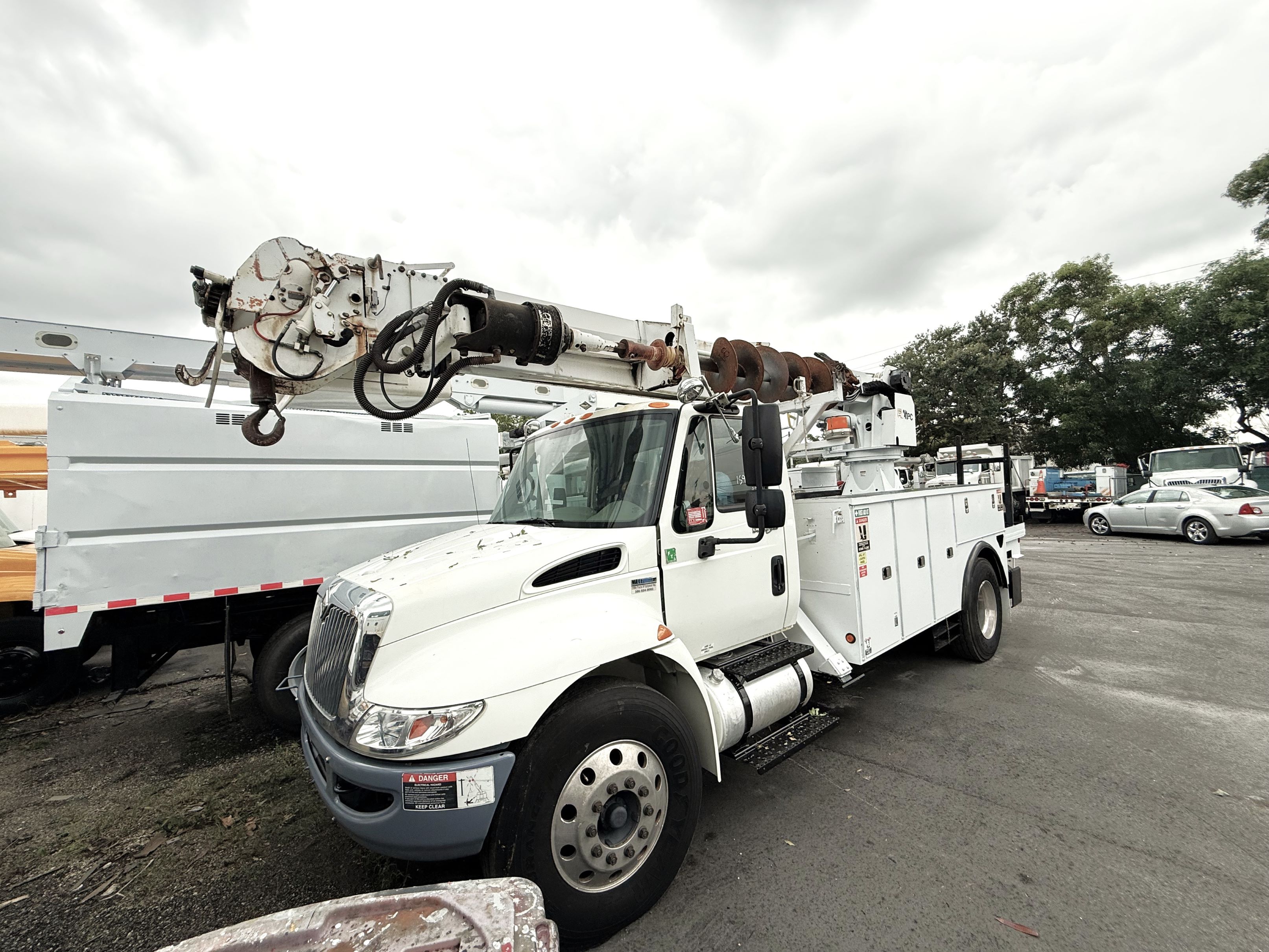 (image for) DIGGER BUCKET TRUCK INTERNATIONAL 2009 AUTOMATIC ALTEC DM47B TR. 60602A2