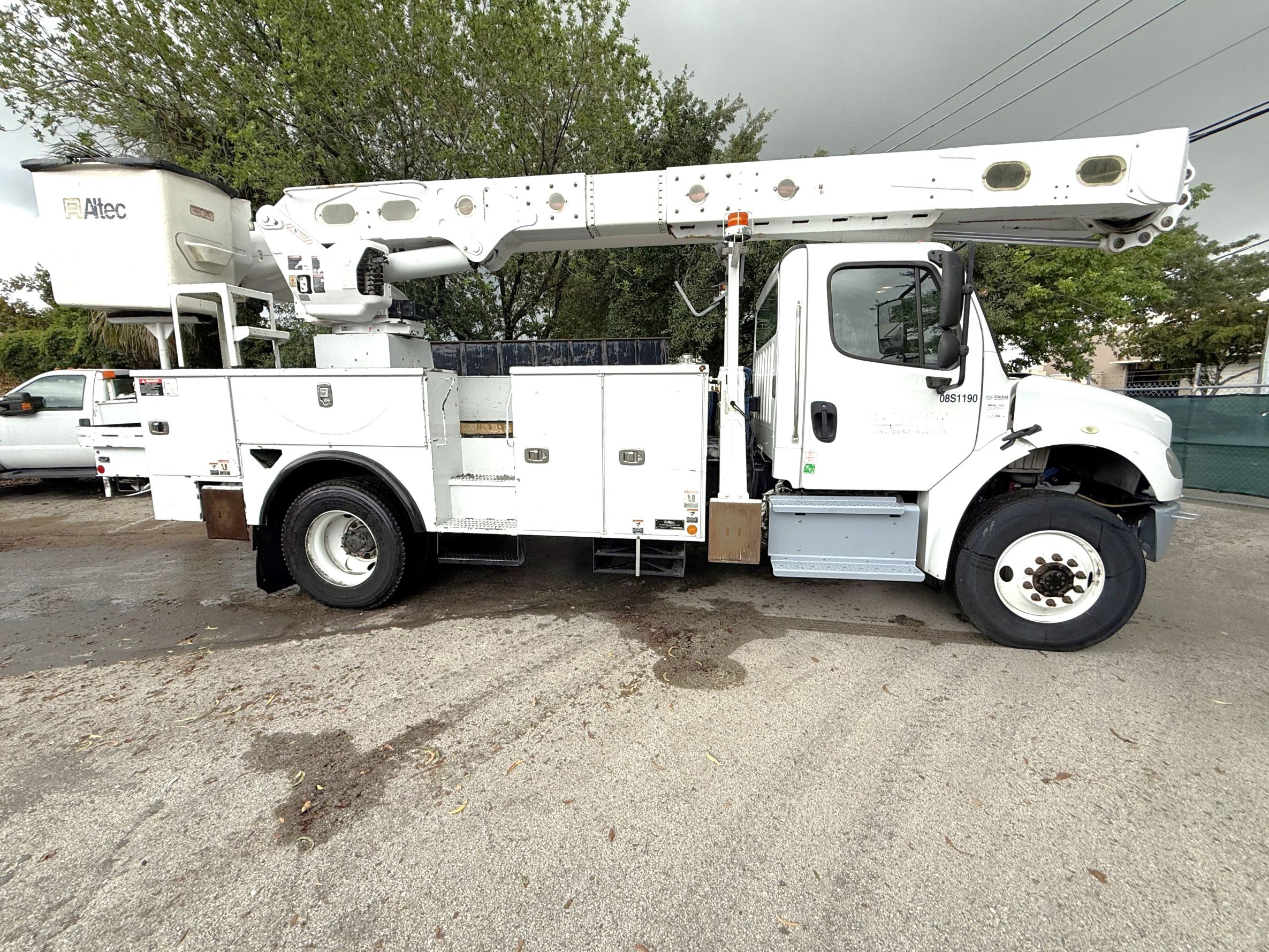 (image for) BUCKET TRUCK FREIGHTLINER M2 4X2 60 FEET 2017 ALTEC AM55 2 MEN BUCKET 60603A2