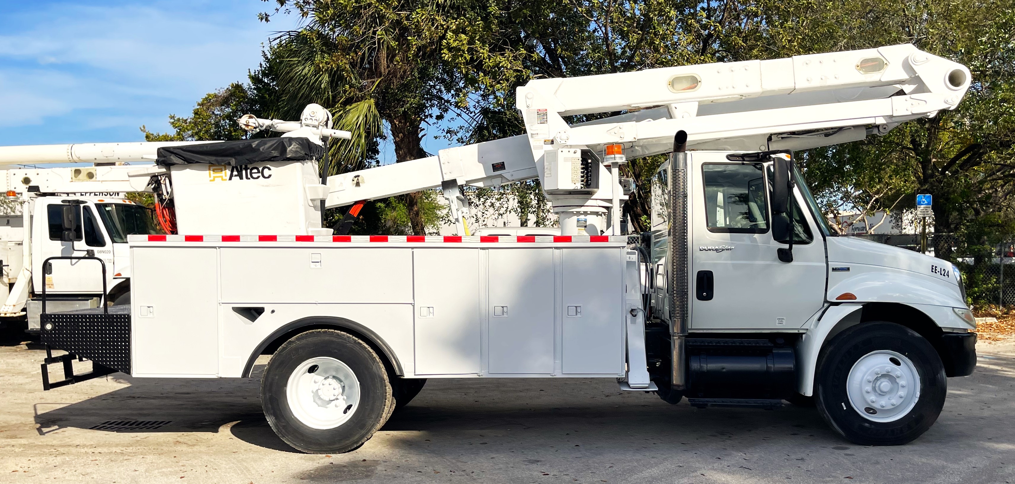 (image for) TRUCK BUCKET INTERNATIONAL 4300 SBA 4X2 55 FEET 2008 ALTEC TA50 2 MAN BUCKET 50202A2